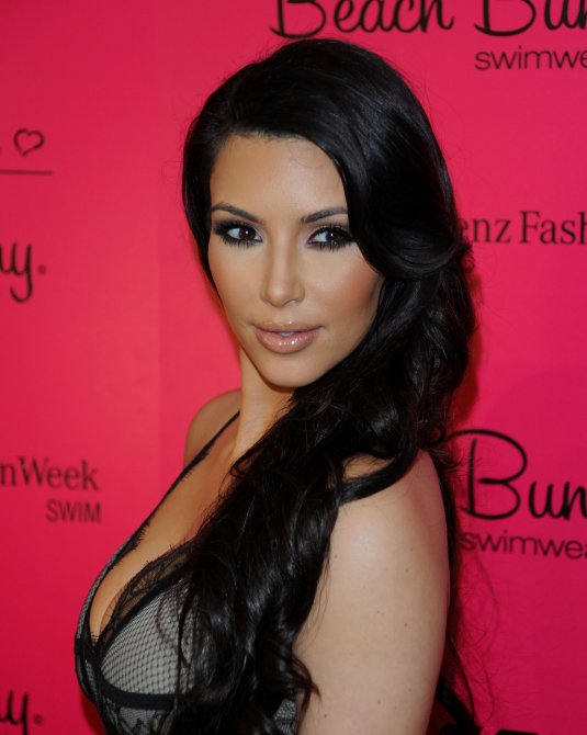 Ким Кардашян (Kim Kardashian) на показе новой коллекции купальников от бренда «Beach Bunny»