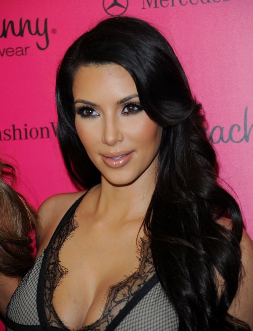 Ким Кардашян (Kim Kardashian) на показе новой коллекции купальников от бренда «Beach Bunny»