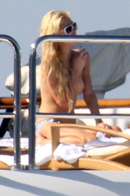 Пэрис Хилтон (Paris Hilton) топлес и просто на вечеринке (фото)