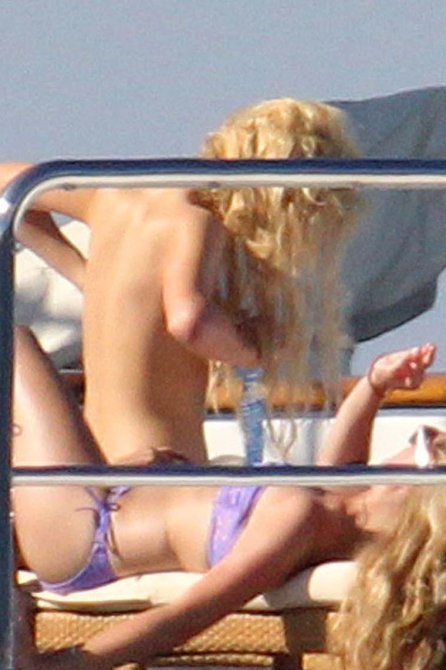 Пэрис Хилтон (Paris Hilton) топлес и просто на вечеринке (фото)