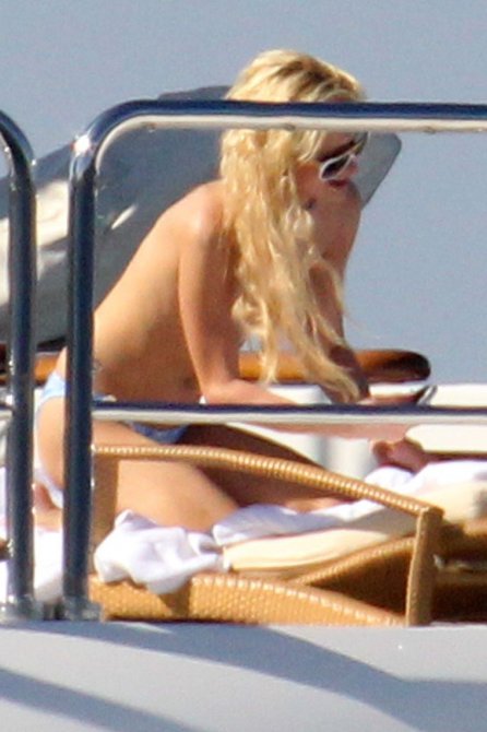 Пэрис Хилтон (Paris Hilton) топлес и просто на вечеринке (фото)