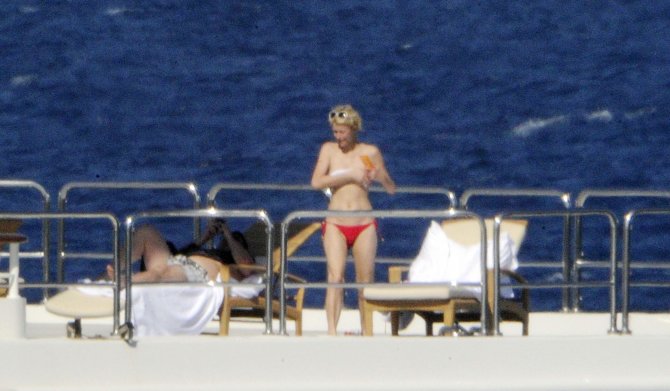 Пэрис Хилтон (Paris Hilton) топлес и просто на вечеринке (фото)