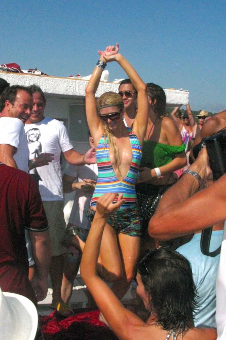 Пэрис Хилтон (Paris Hilton) топлес и просто на вечеринке (фото)