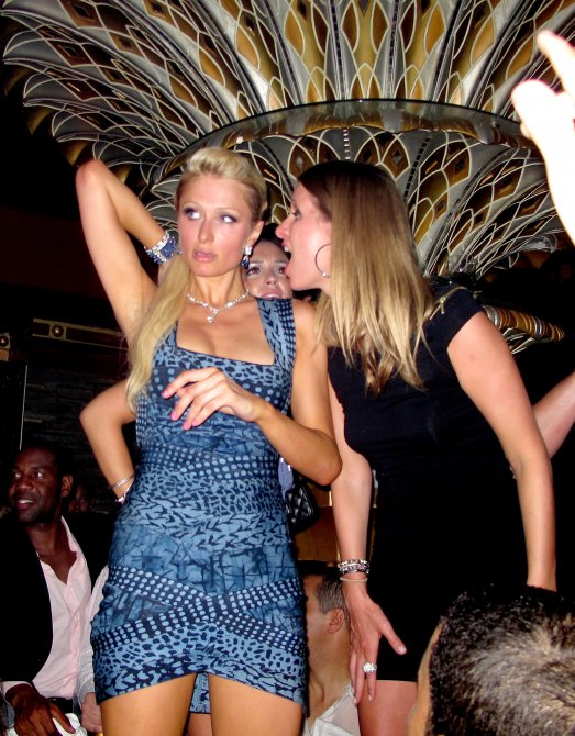 Пэрис Хилтон (Paris Hilton) топлес и просто на вечеринке (фото)