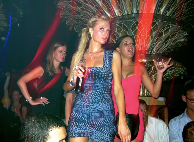 Пэрис Хилтон (Paris Hilton) топлес и просто на вечеринке (фото)