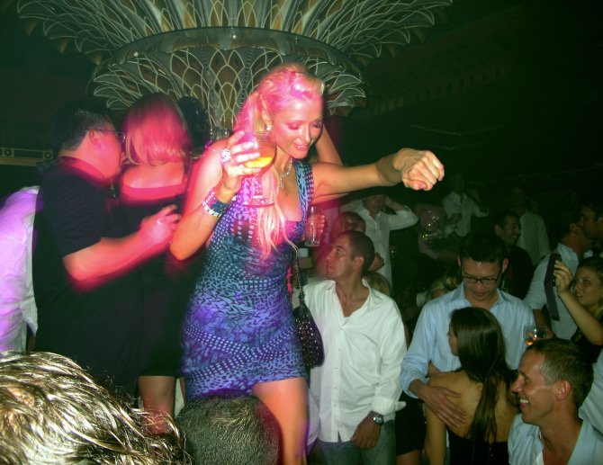 Пэрис Хилтон (Paris Hilton) топлес и просто на вечеринке (фото)