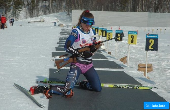 Юная спортсменка начала гонку по биатлону в нижнем белье (7 фото)