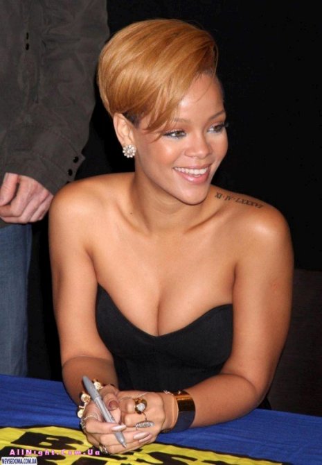 Rihanna подписывает автографы