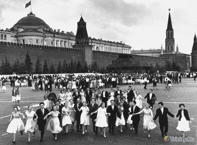 Как изменился вид выпускного платья с 1960 по 2013 годы