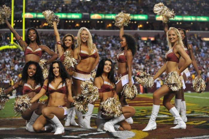 Девушки из группы поддержки команды Redskins