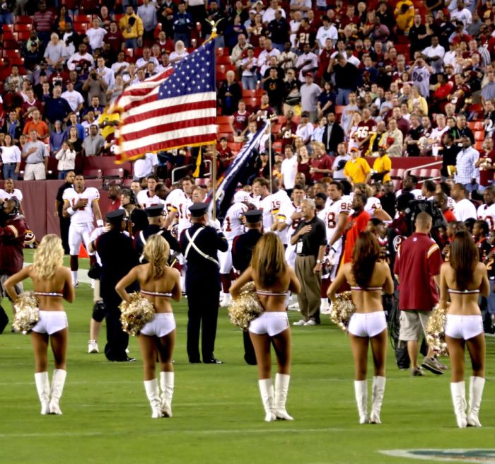 Девушки из группы поддержки команды Redskins