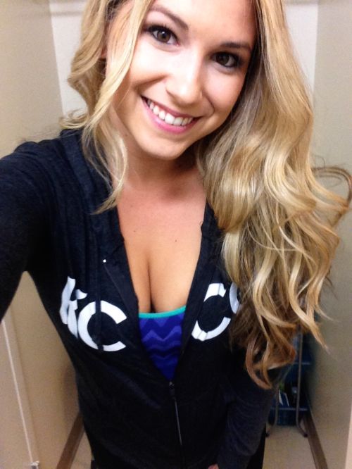 Chivettes bored at work (32 Photos)