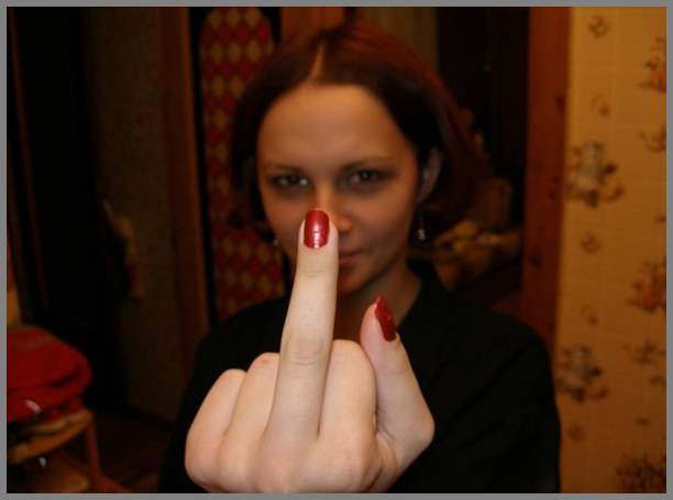 Сучка показала фак