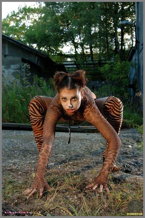 Заигравшаяся в образе кошечки Marketa Morgan