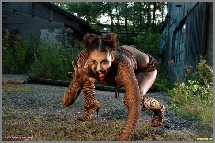 Заигравшаяся в образе кошечки Marketa Morgan