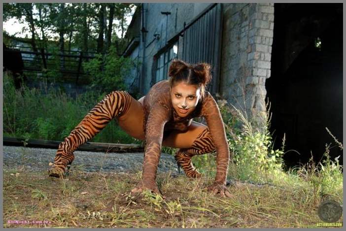 Заигравшаяся в образе кошечки Marketa Morgan