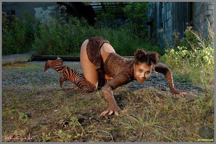 Заигравшаяся в образе кошечки Marketa Morgan