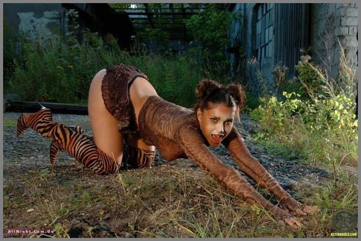 Заигравшаяся в образе кошечки Marketa Morgan