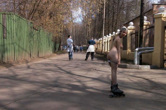 Голая девушка прокатилась на роликах по Москве
