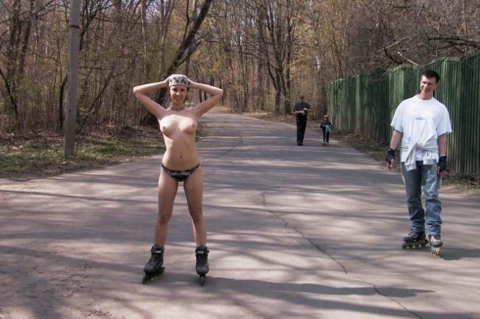 Голая девушка прокатилась на роликах по Москве
