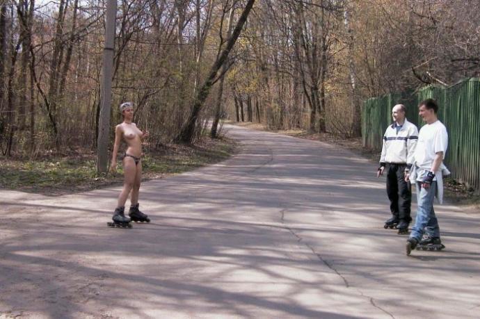 Голая девушка прокатилась на роликах по Москве