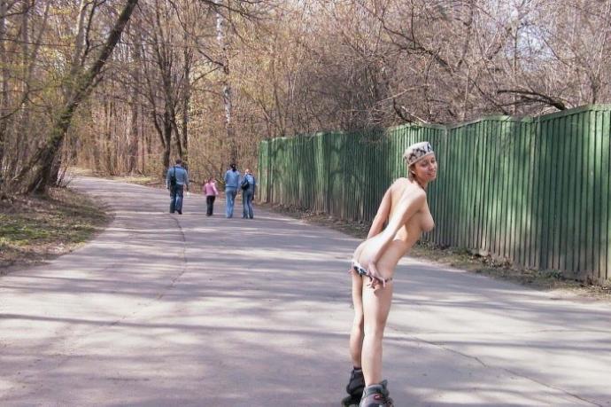 Голая девушка прокатилась на роликах по Москве