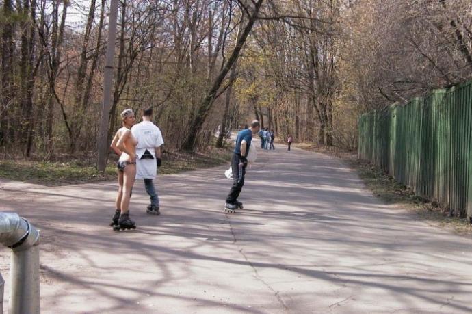 Голая девушка прокатилась на роликах по Москве