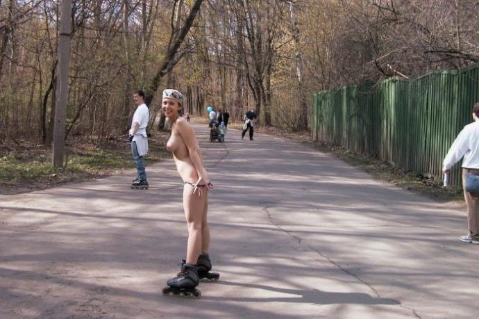 Голая девушка прокатилась на роликах по Москве