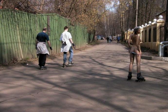 Голая девушка прокатилась на роликах по Москве