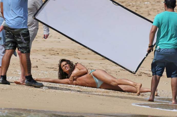 Ирина Шейк топлес на съемке для Sports Illustrated на Гавайях