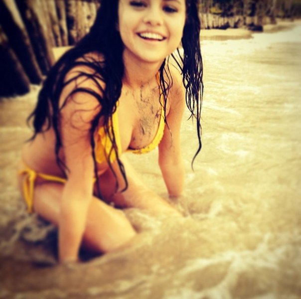 Селена Гомес (Selena Gomez) Род деятельности: Певица