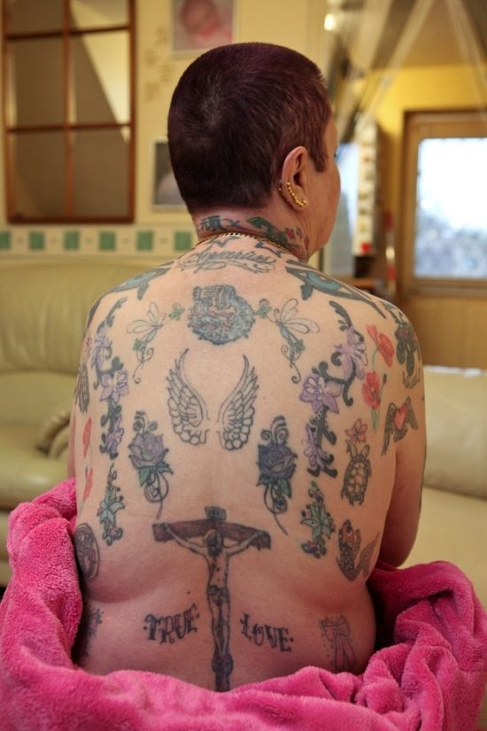 64-летняя бабуля, любит татуировки