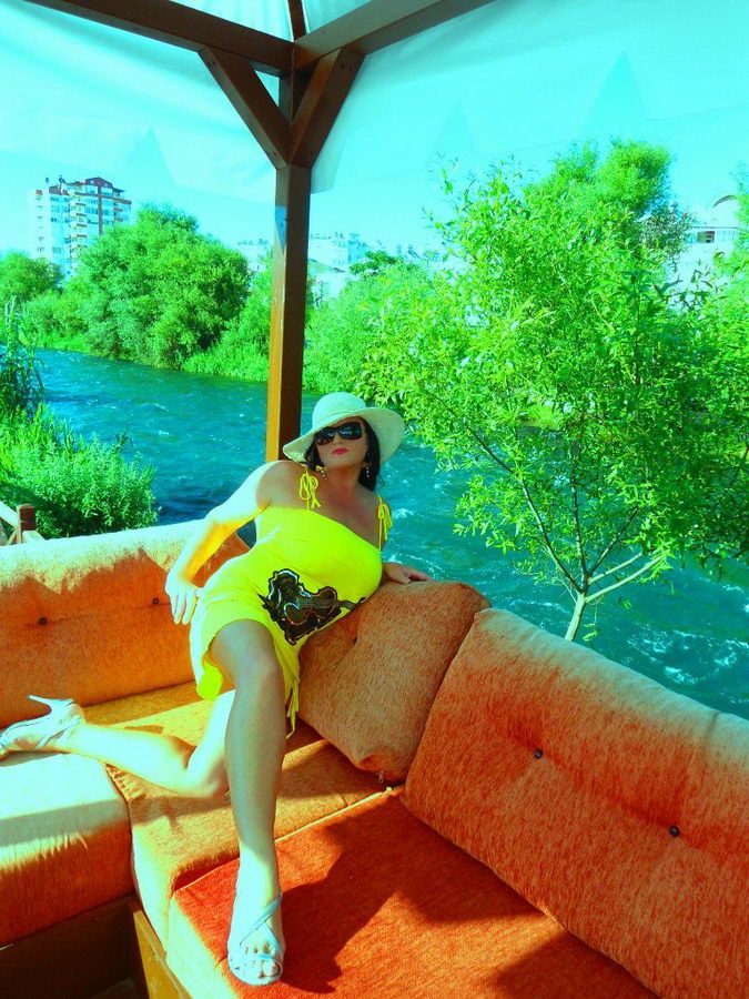 Девушка по имени Каролиночка Королева (эротика)
