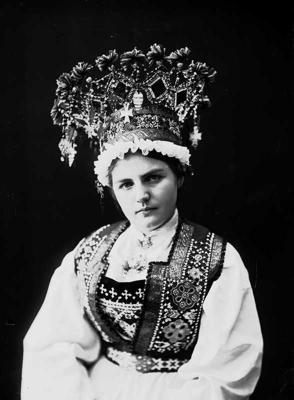 Норвежские невесты в сказочных кокошниках