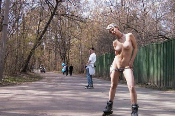 Голая девушка прокатилась на роликах по Москве (эротика)