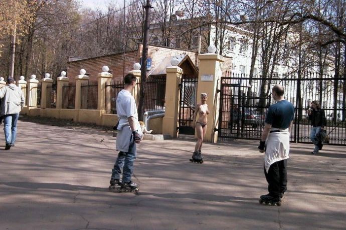 Голая девушка прокатилась на роликах по Москве (эротика)