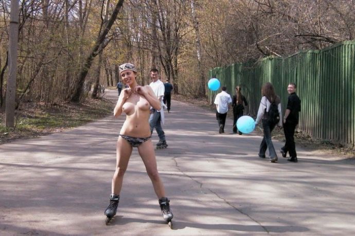 Голая девушка прокатилась на роликах по Москве (эротика)