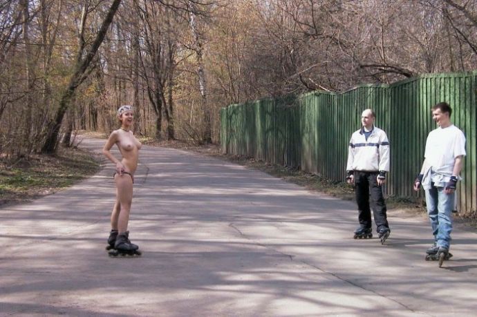Голая девушка прокатилась на роликах по Москве (эротика)