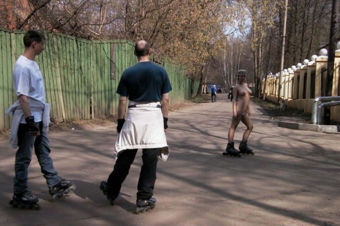 Голая девушка прокатилась на роликах по Москве (эротика)