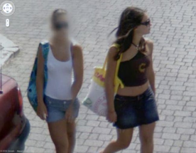 Девушки на Google Street View