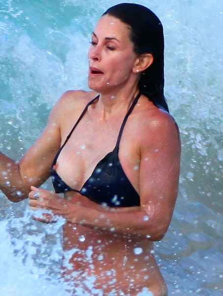 Кортни Кокс Голая - Courteney Cox Nude (засвет груди)
