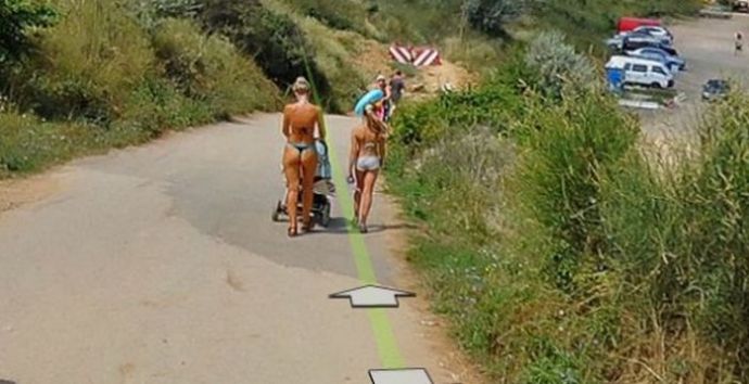 Девушки на Google Street View