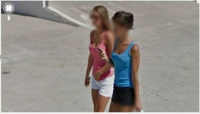Девушки на Google Street View