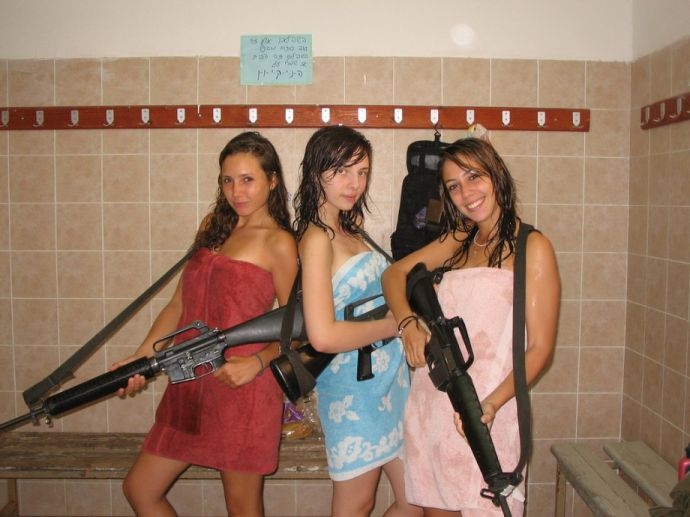 Горячие военные девчонки