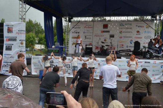 Мойка авто в бикини и конкурс "мокрых маечек"