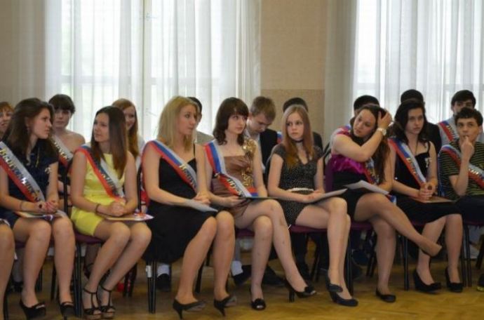 Выпускницы на экране монитора