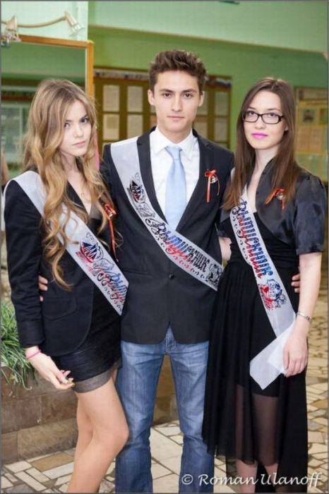 Выпускницы на экране монитора