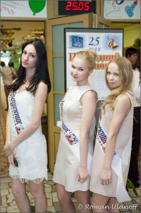 Выпускницы на экране монитора