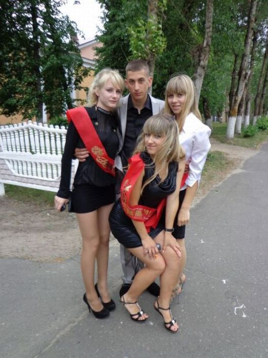 Выпускницы на экране монитора