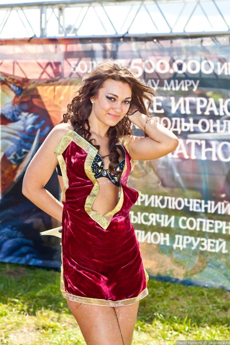 Симпатичные девушки с фестиваля Автоэкзотика